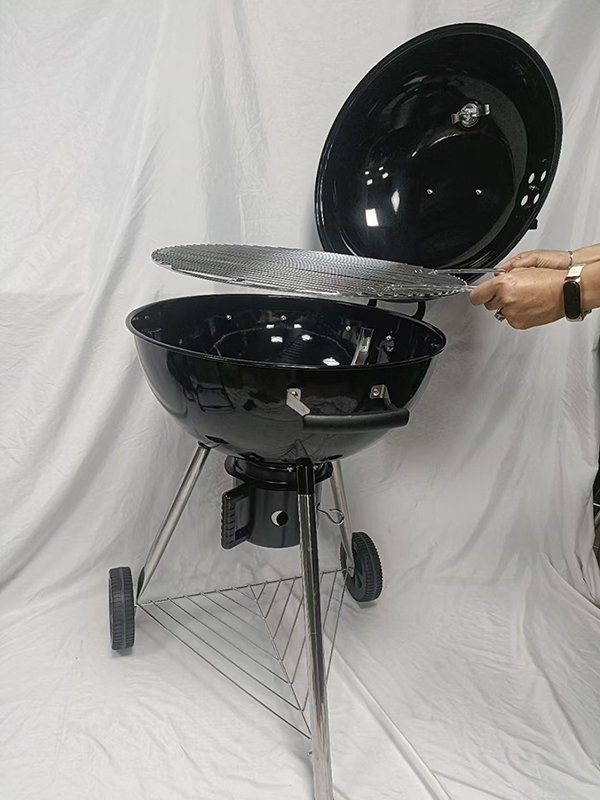 charcoal barbecue grill with stainless steel cooking grid